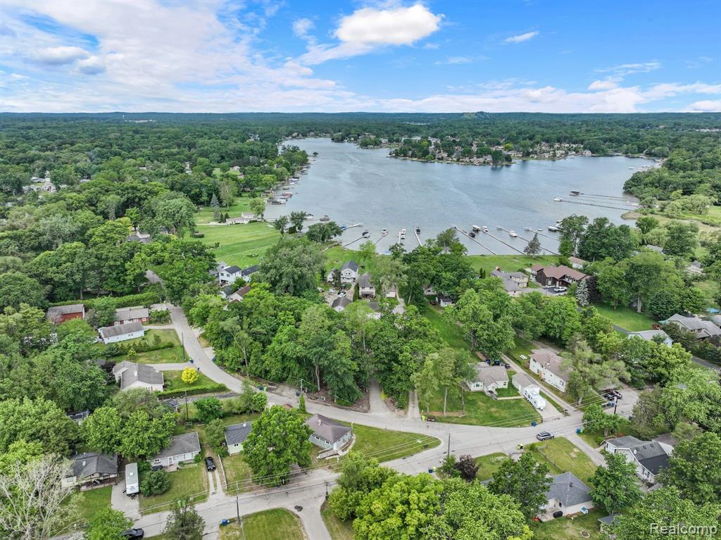 9303 BEECHCREST Street, White Lake, MI — Photo 2