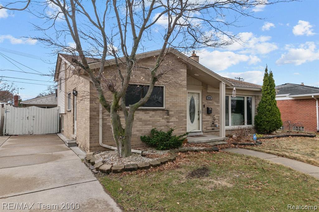 6751 N CHARLESWORTH Street, Dearborn Heights, MI 48127 — Photo 3