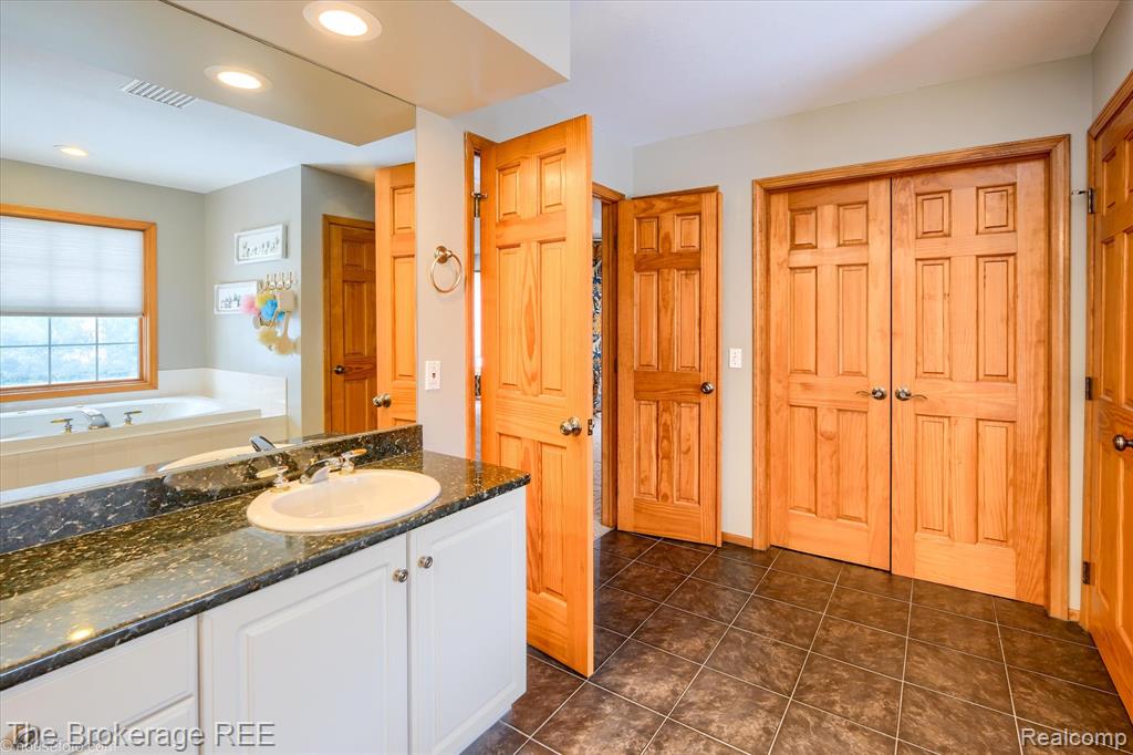 5475 Woodfield Parkway, Grand Blanc, MI 48439 — Photo 61
