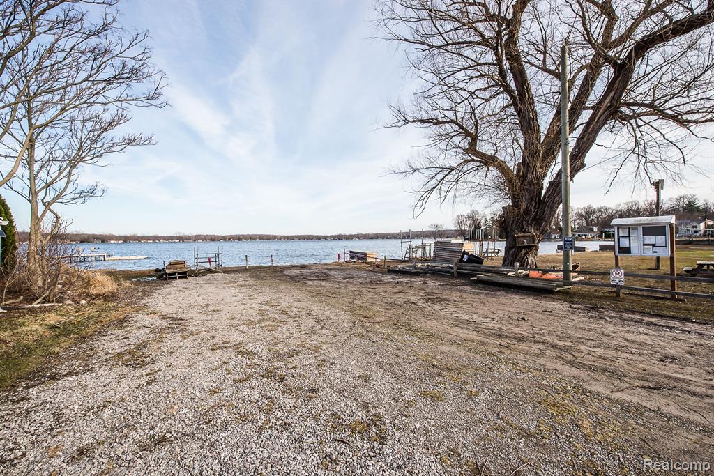 8128 Halfway Drive, Brighton, MI 48116 — Photo 41
