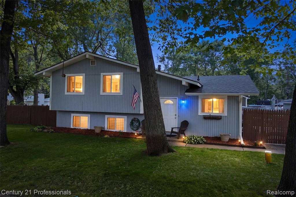 9664 Listeria Street, Commerce Twp, MI 48382 — Photo 2