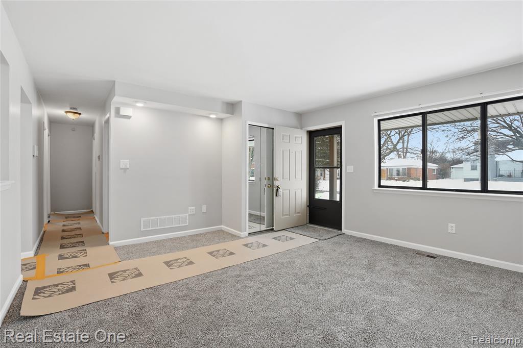 8422 Robindale Avenue, Dearborn Heights, MI 48127 — Photo 6