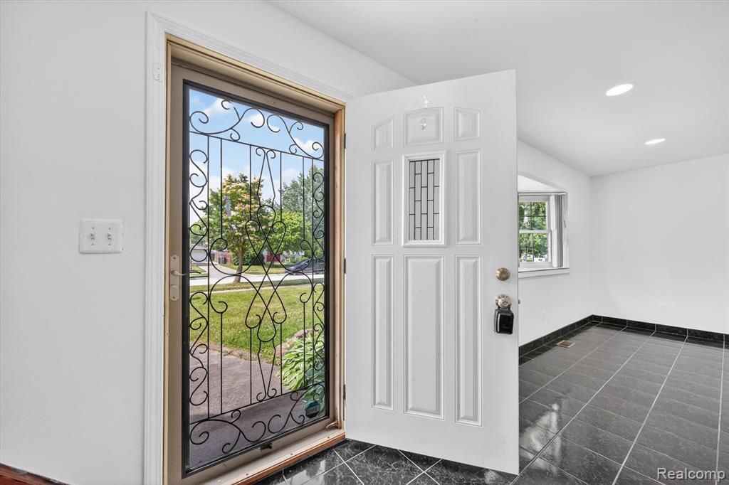 8452 Doncaster, Sterling Heights, MI 48312 — Photo 8