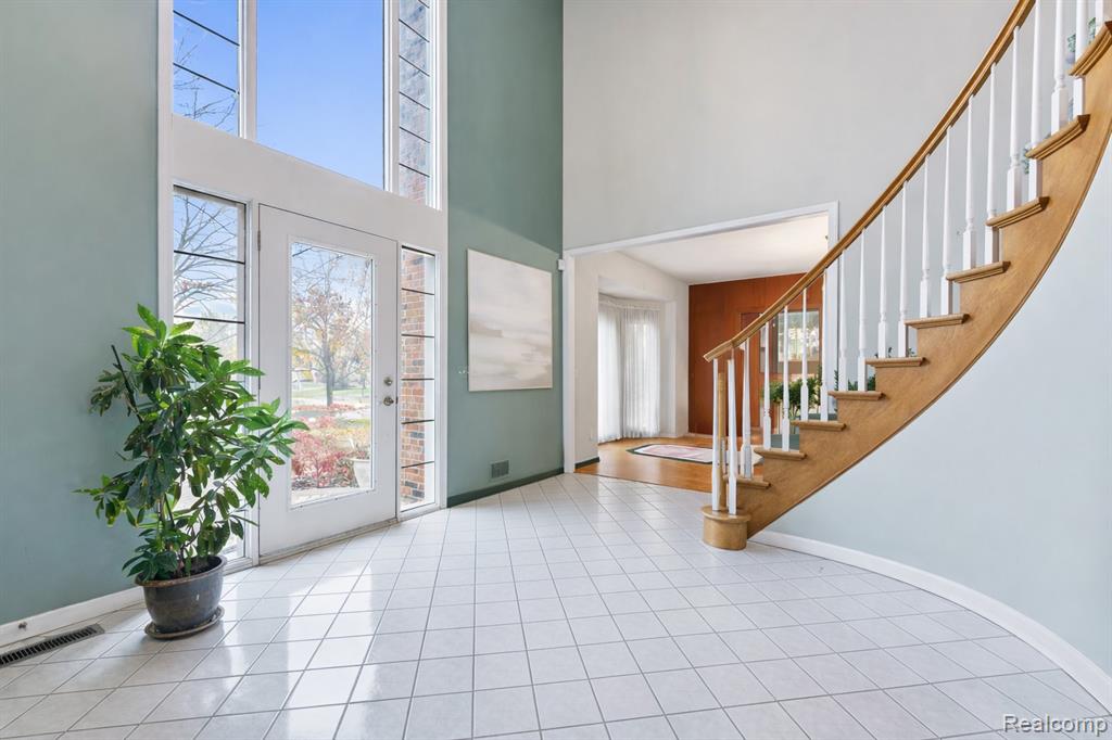 6775 Carlyle Crossing, West Bloomfield, MI — Photo 2