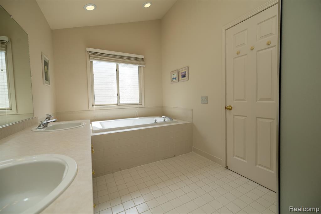 6926 Alden Drive, West Bloomfield, MI 48324 — Photo 25