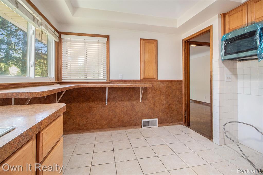 27619 California Drive SW, Southfield, MI 48076 — Photo 8