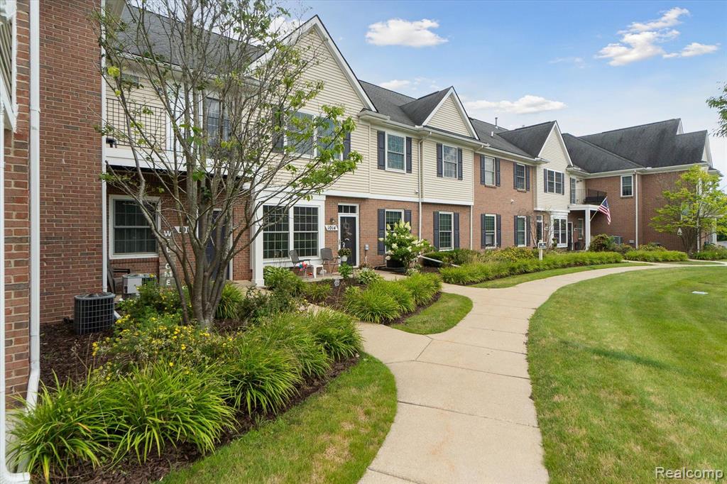 1012 SHIAWASSEE Circle, Howell, MI 48843 — Photo 2