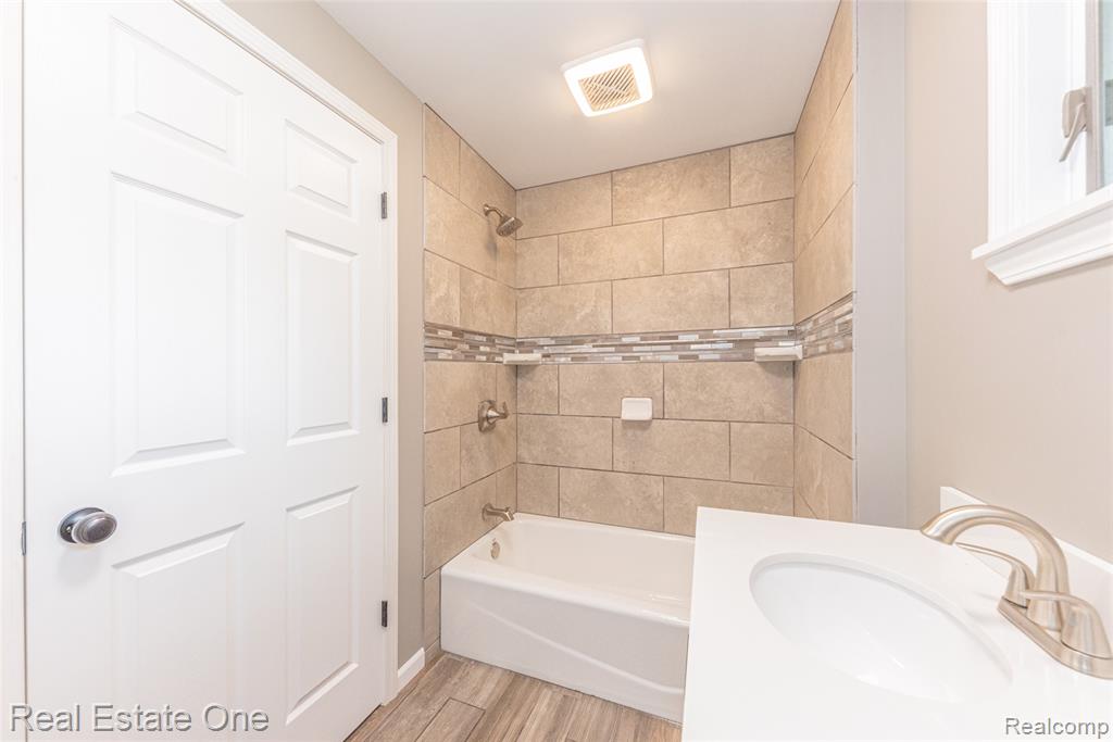 912 N Wixom Road, Wixom, MI 48393 — Photo 32