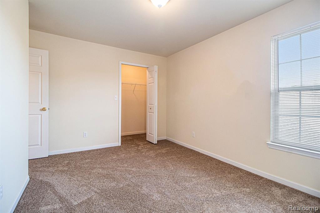 27261 HIDDEN OAKS Drive, Trenton, MI 48183 — Photo 14