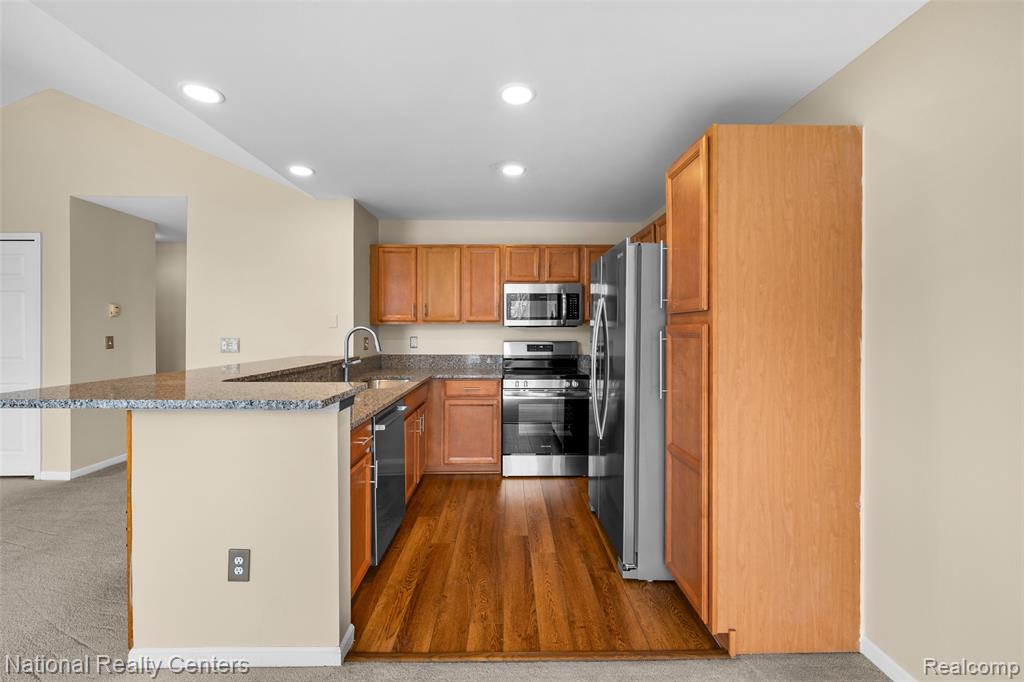 7201 Farmingdale Lane, Walled Lake, MI 48390 — Photo 13
