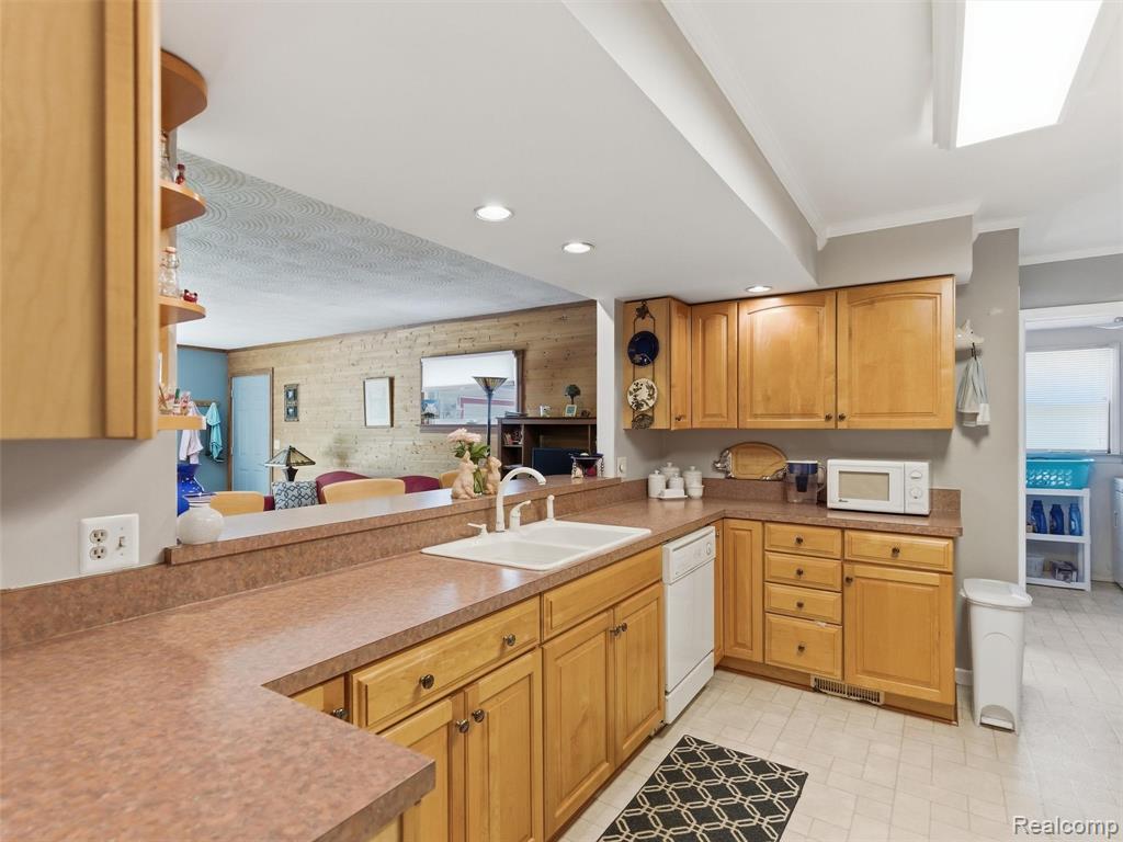 5565 Crescent Road, Waterford, MI 48327 — Photo 9