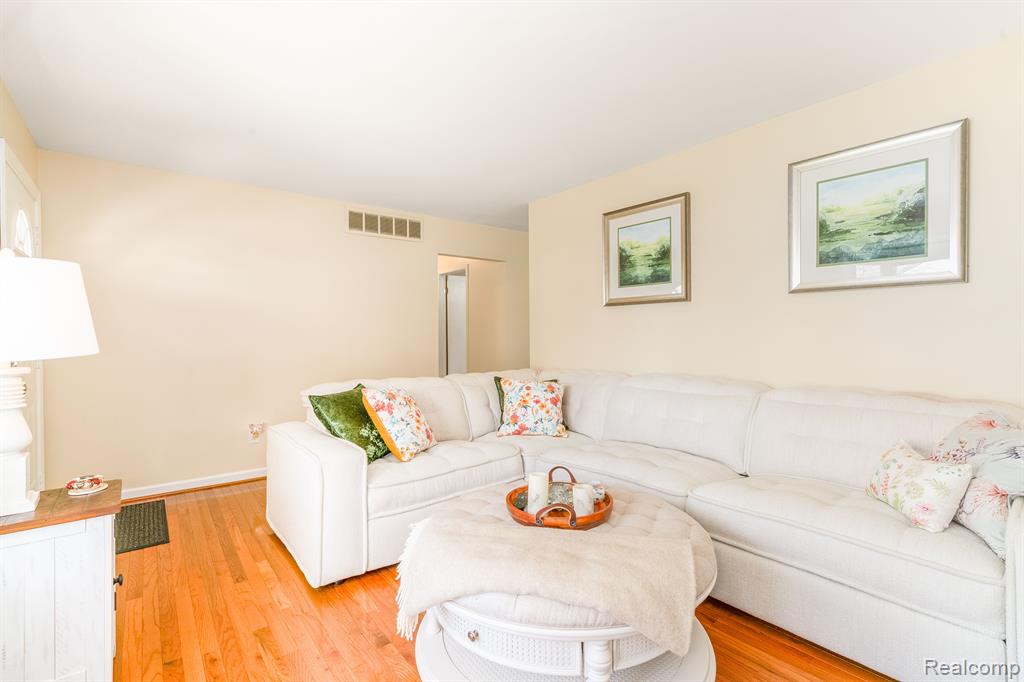 5745 NEW MEADOW Drive, Ypsilanti, MI 48197 — Photo 17