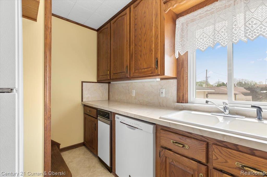 5625 HARDING Street, Dearborn Heights, MI 48125 — Photo 16