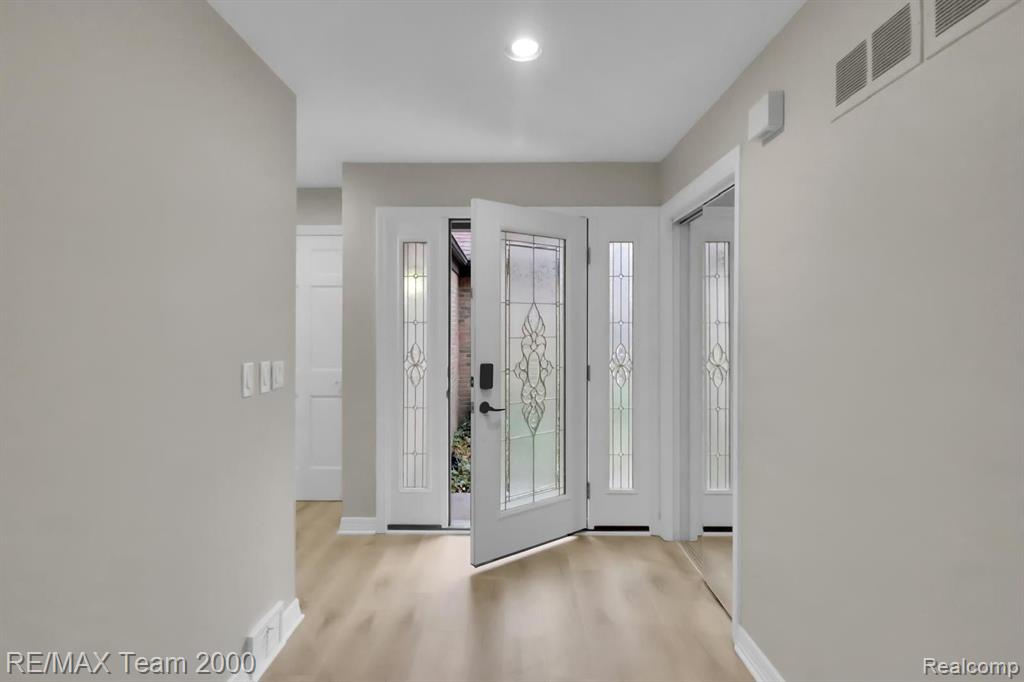 5 Timberlane Court, Dearborn, MI 48126 — Photo 2
