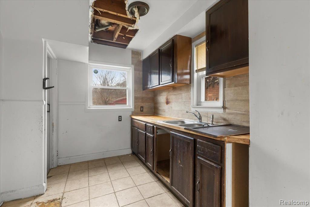 9393 MEYERS Road, Detroit, MI 48228 — Photo 11