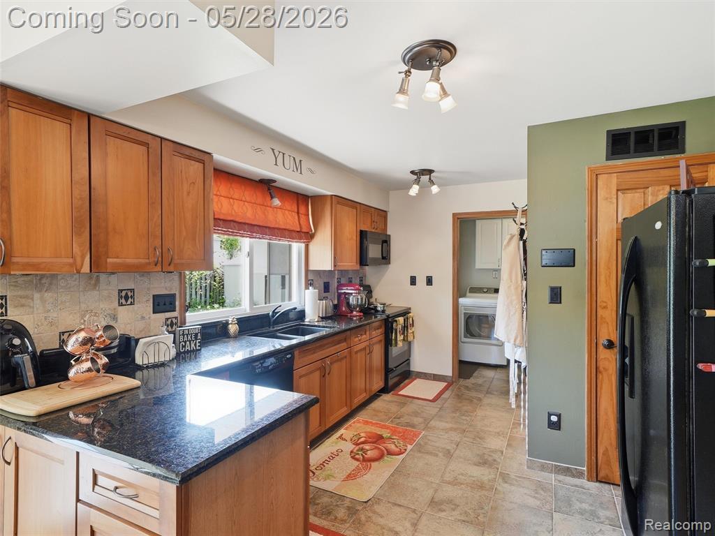 21156 Robinson Street, Farmington, MI 48336 — Photo 9