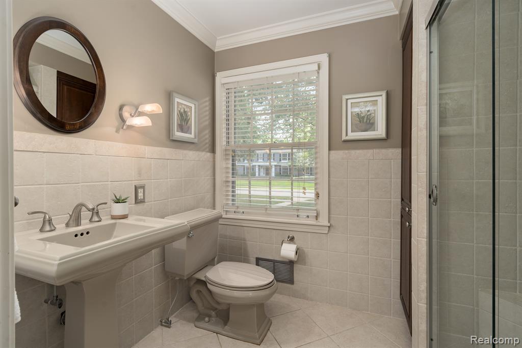 555 N GLENGARRY Road, Bloomfield Hills, MI 48301 — Photo 17