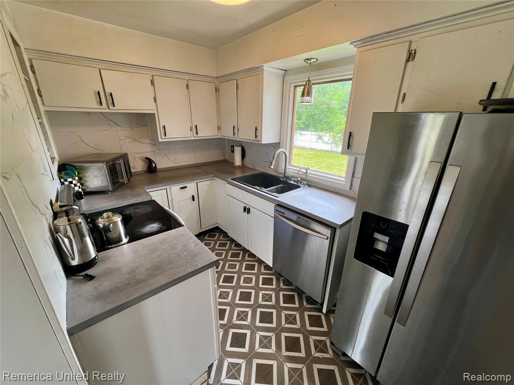 7270 Elizabeth Lake Road, Waterford, MI 48327 — Photo 11