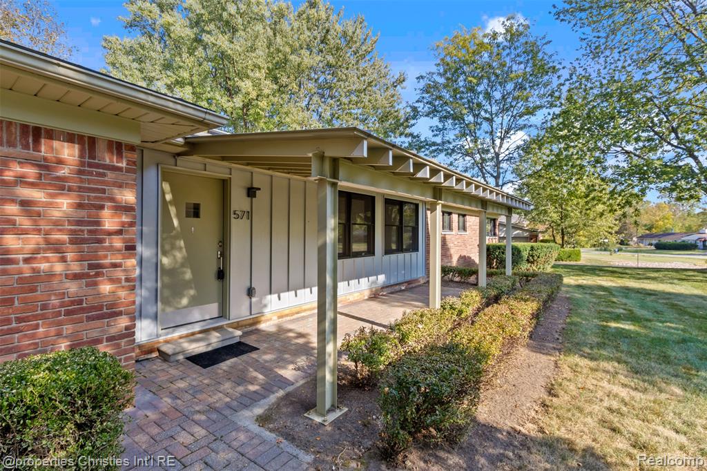 571 Yorkton Lane, Bloomfield Hills, MI 48304 — Photo 2