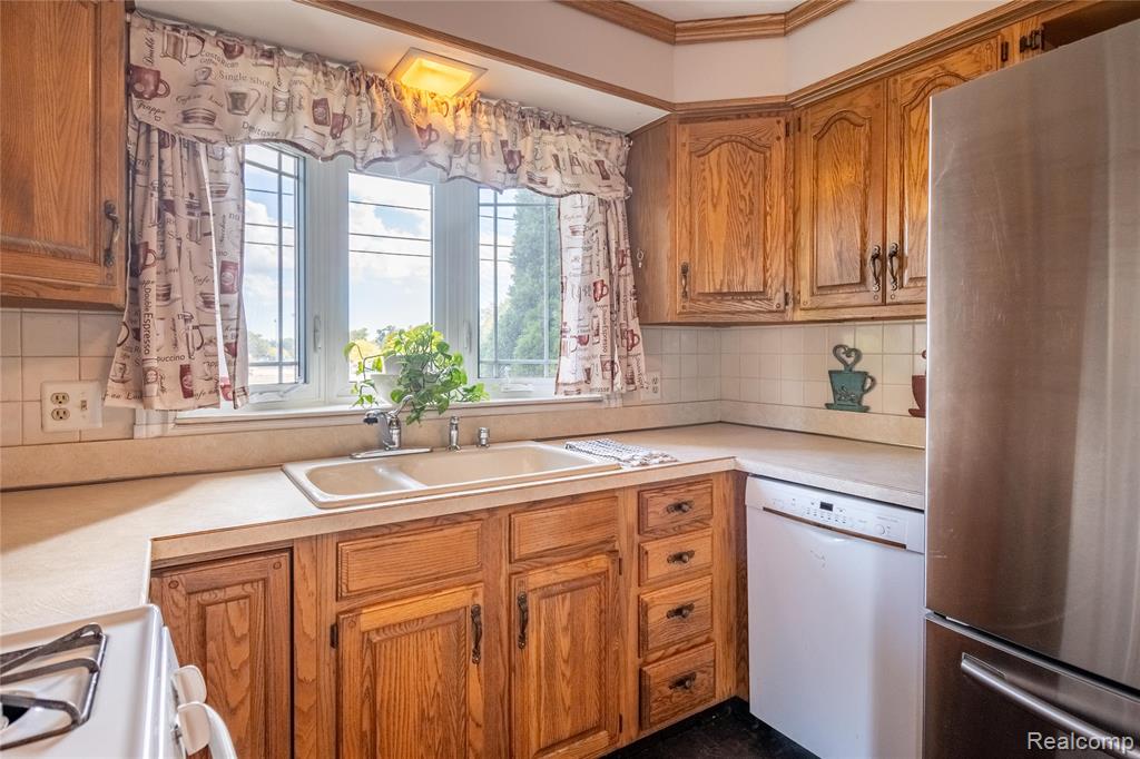 908 W Elmwood Avenue, Clawson, MI — Photo 12