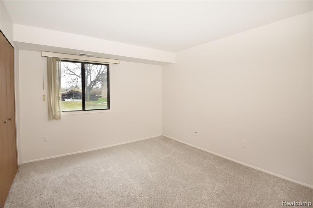 30475 W 14 Mile Rd, 74, Farmington, MI 48334 — Photo 21