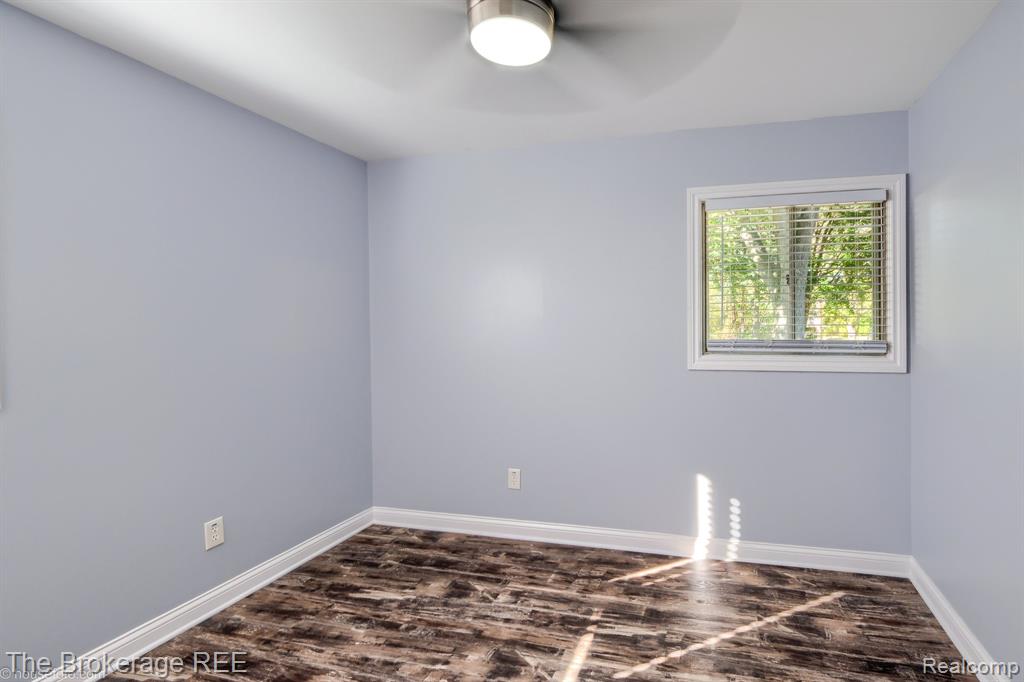 6230 Woodsdale Drive, Grand Blanc, MI 48439 — Photo 32