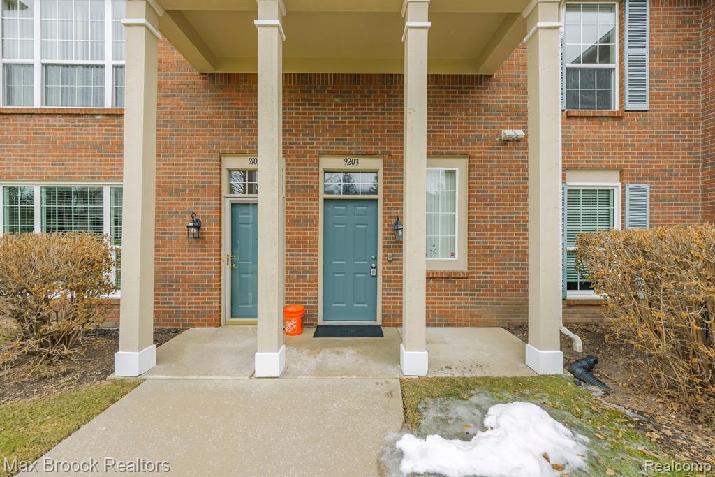 9203 FARMINGDALE Lane, Walled Lake, MI 48390 — Photo 2