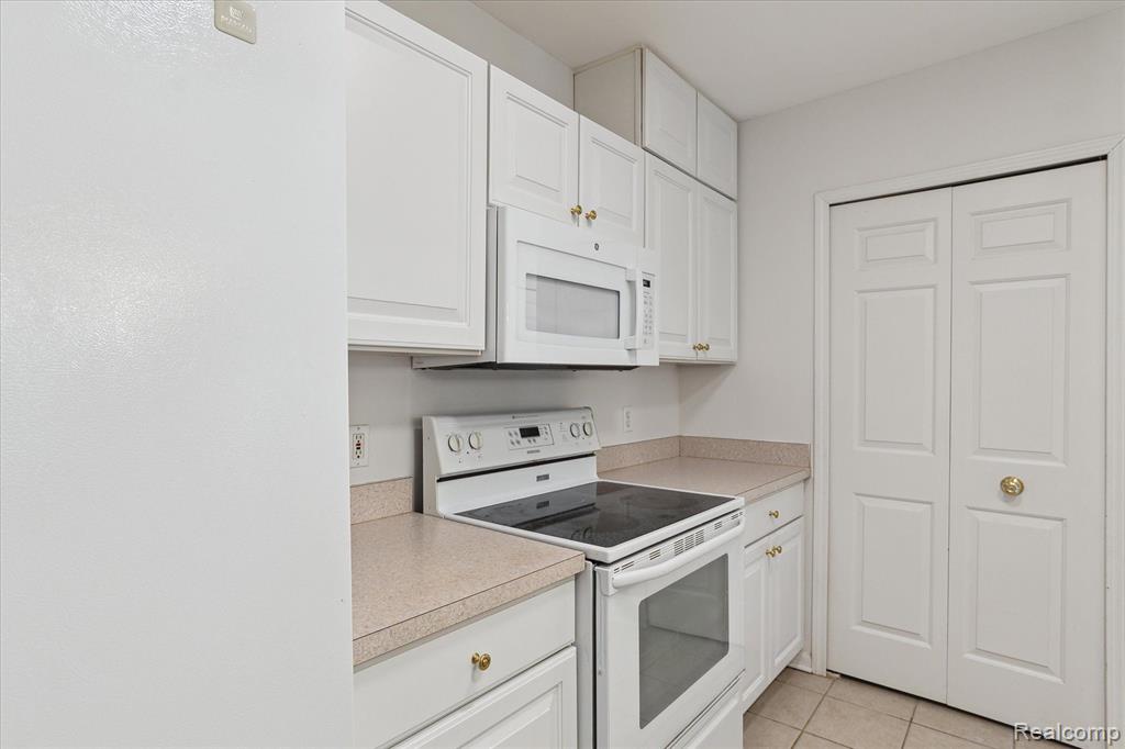 2670 S KNIGHTSBRIDGE Circle, Ann Arbor, MI 48105 — Photo 7