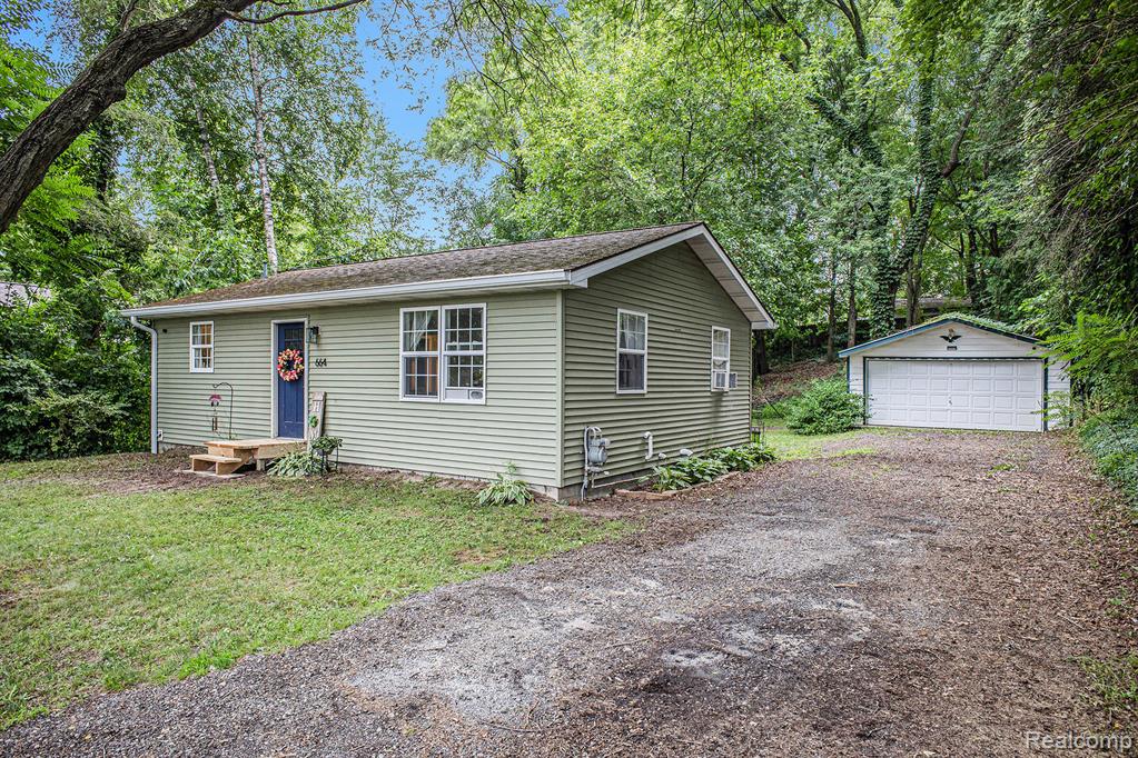 664 E HIGHLAND Road, Howell, MI 48843 — front exterior