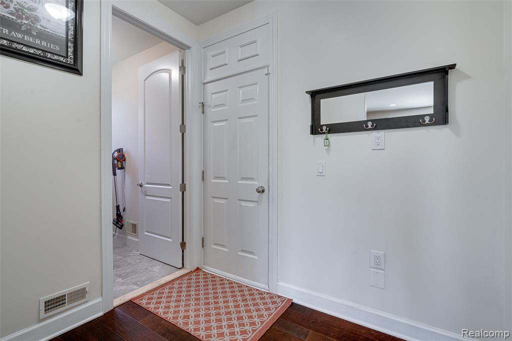 47576 VALENCIA Circle, Novi, MI — Photo 42