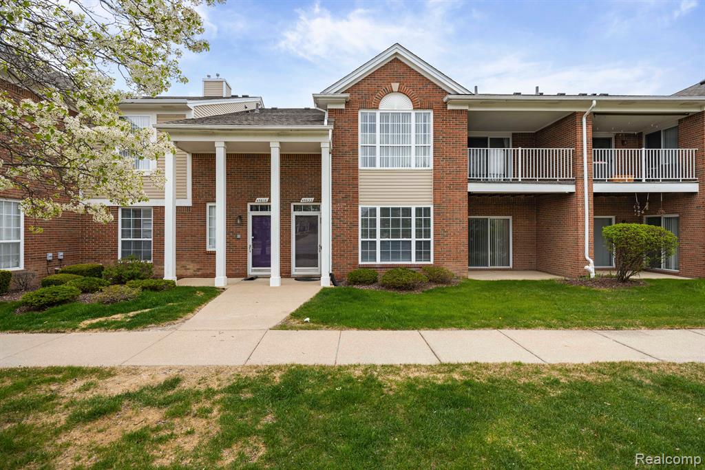 45622 WARWICK Drive, Macomb, MI 48044 — Photo 2