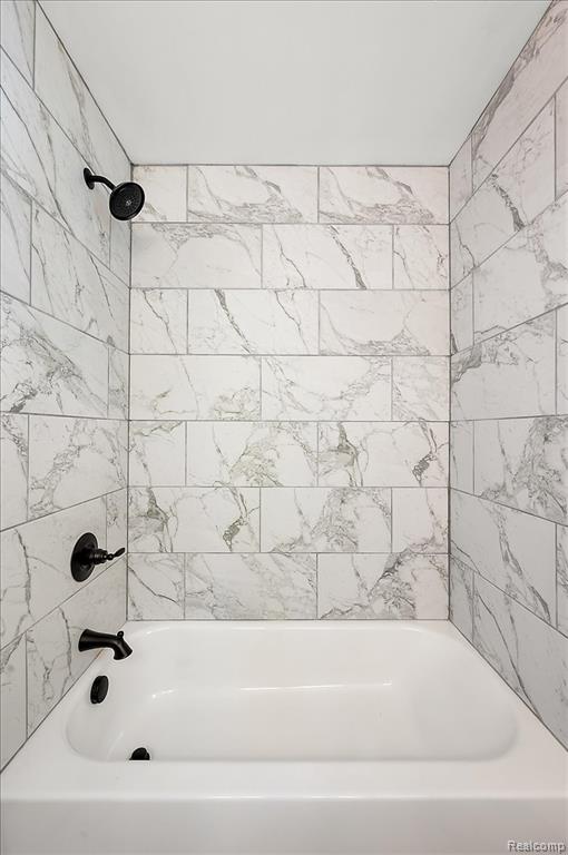 6165 Woodsdale Drive, Grand Blanc, MI 48439 — Photo 29