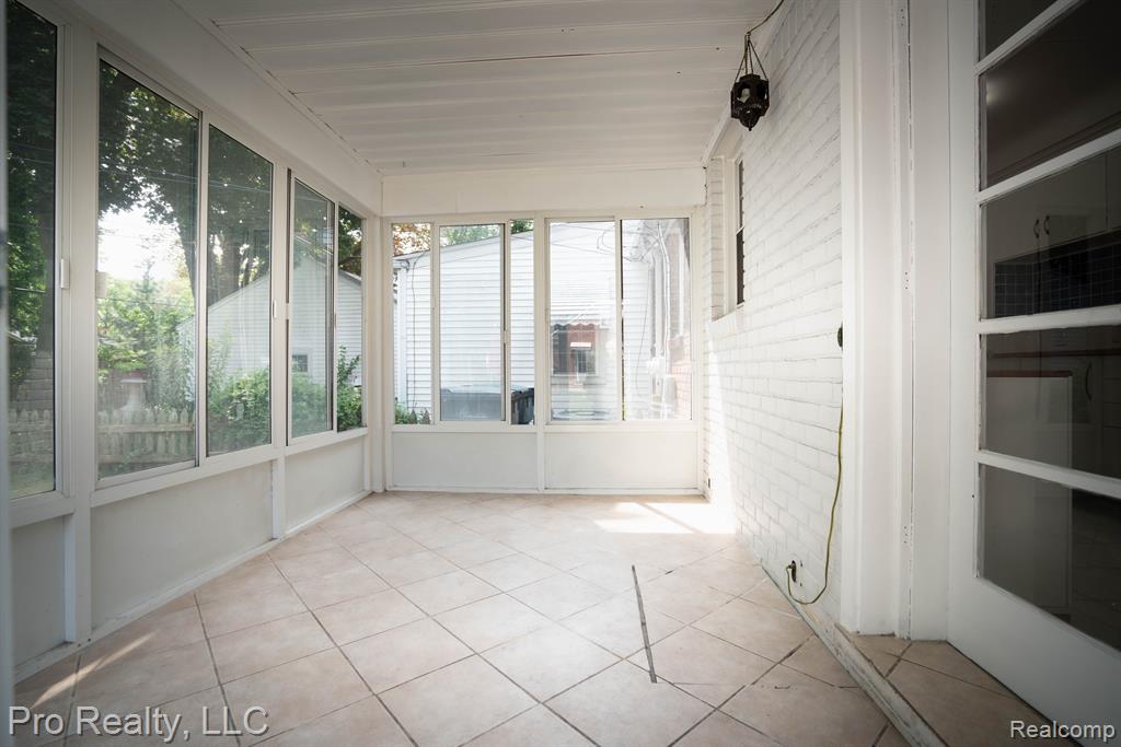 8 CARLTON Lane, Dearborn, MI 48120 — Photo 18