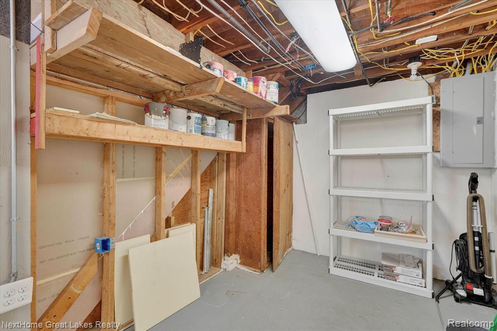819 Southwood Drive, Fenton, MI 48430 — Photo 32