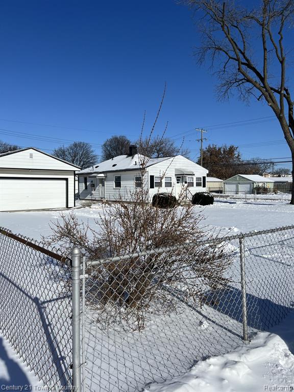 697 E ANNABELLE Avenue, Hazel Park, MI 48030 — Photo 33