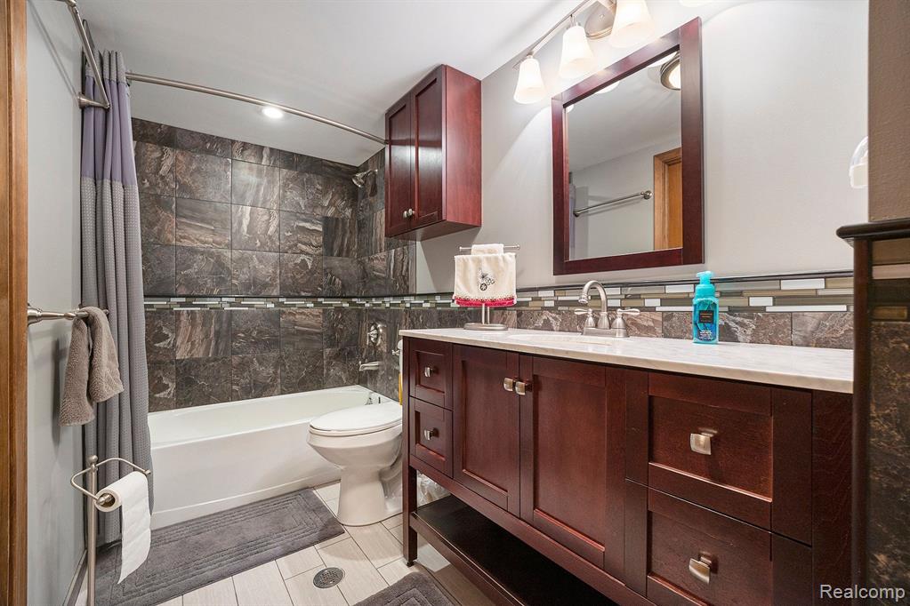 779 MEDINAH Drive, Rochester Hills, MI 48309 — Photo 40