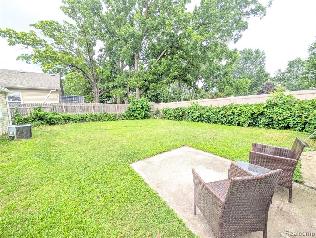 9032 Deering Street, Livonia, MI 48150 — Photo 13