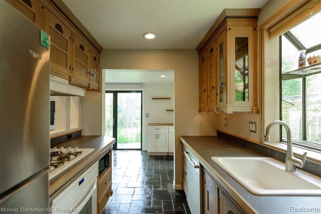 3090 EDGEWOOD Drive, Ann Arbor, MI 48104 — Photo 8
