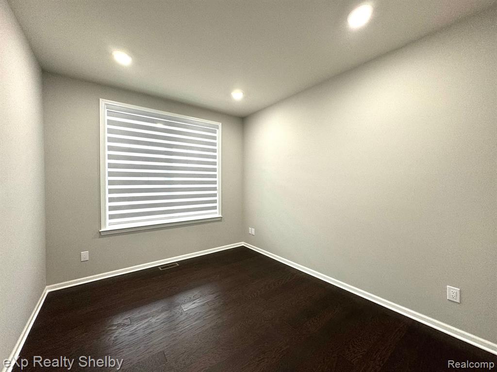 49477 Hummel Dr, Macomb, MI 48044 — Photo 5