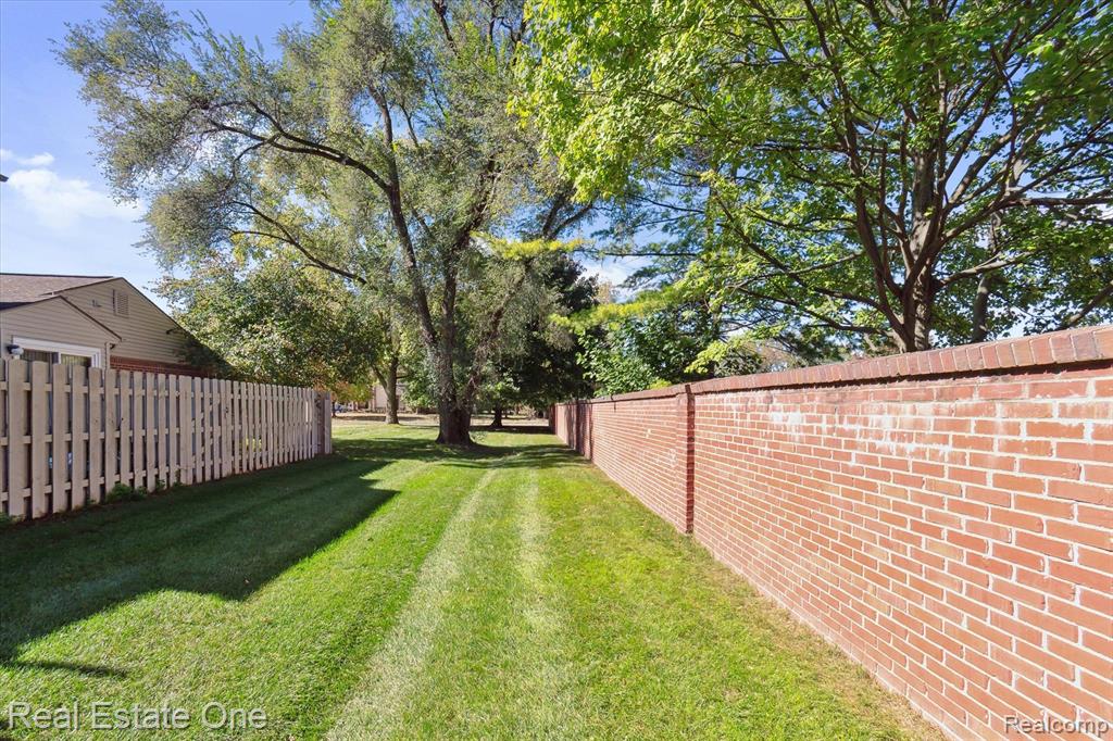 24762 Bashian Drive, Novi, MI — Photo 25