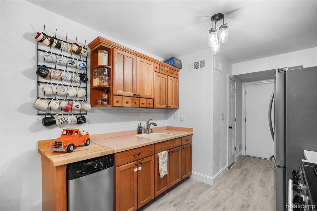 134 LAKE VILLAGE Drive, Walled Lake, MI 48390 — Photo 6