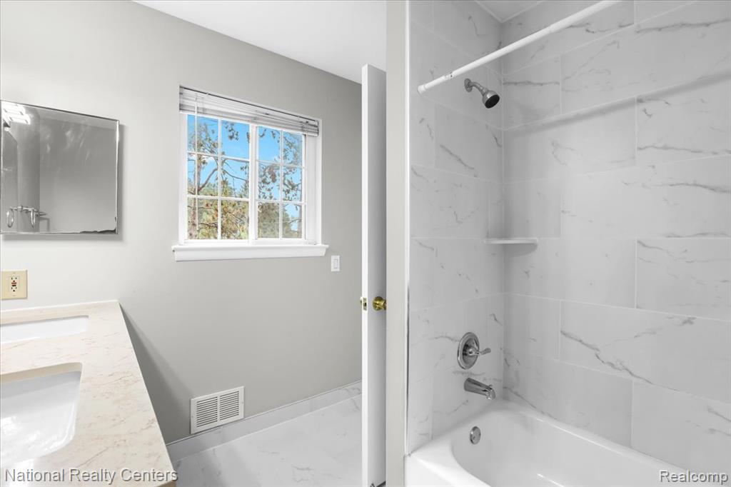 445 Fox Hills Drive N, 81, Bloomfield, MI 48304 — Photo 13