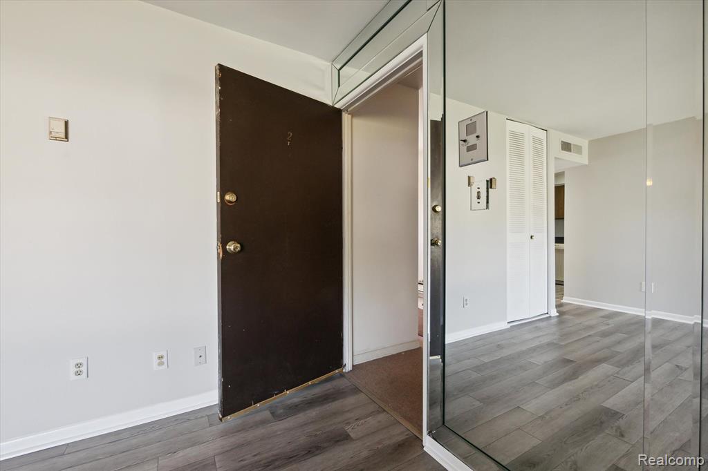 1802 COLONIAL VILLAGE Way, 2, Waterford, MI 48328 — Photo 3