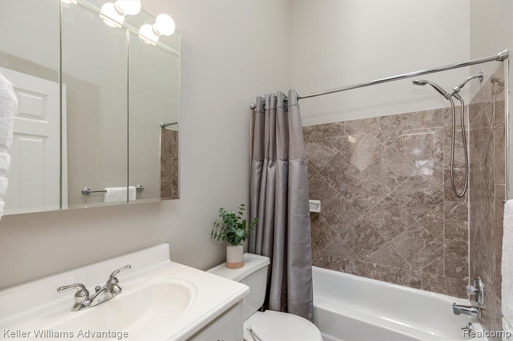 49573 DONOVAN Boulevard, Plymouth, MI 48170 — Photo 33