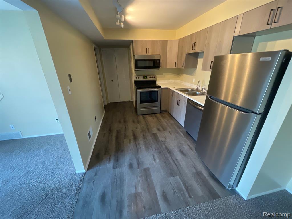 8211 Karam Boulevard, Warren, MI 48093 — Photo 5