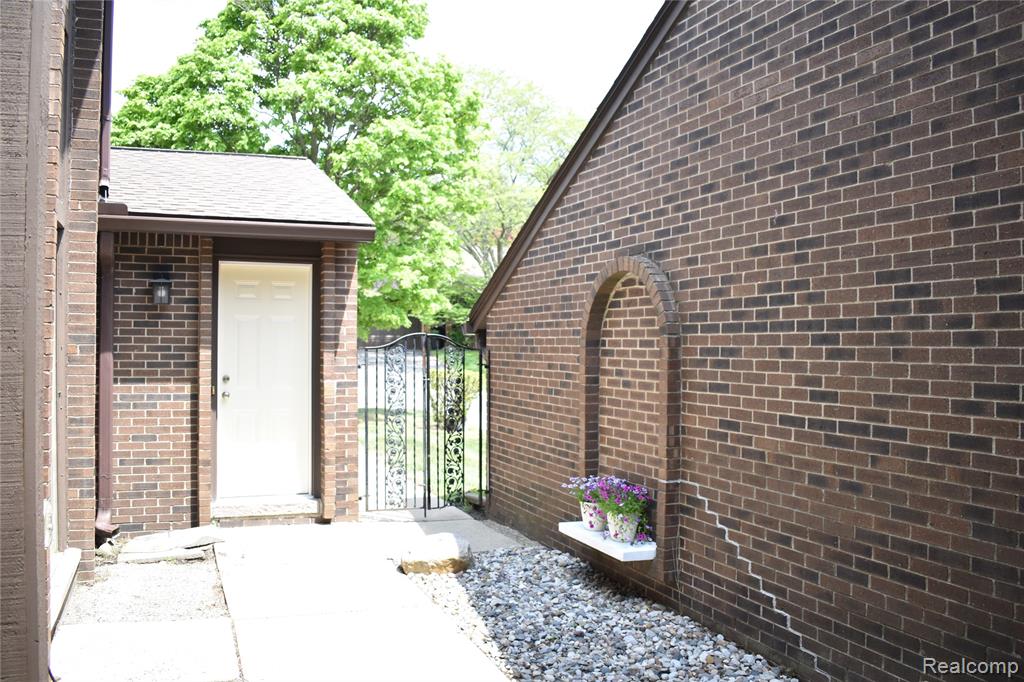 2073 Bordeaux Street, West Bloomfield, MI 48323 — Photo 4