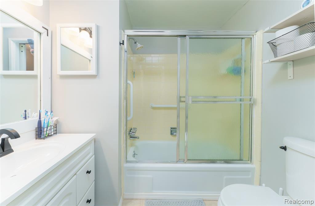 28306 Coventry Court, Trenton, MI 48183 — Photo 12