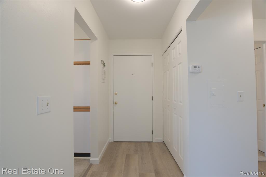 657 E Fox Hills Drive, Bloomfield Hills, MI 48304 — Photo 10