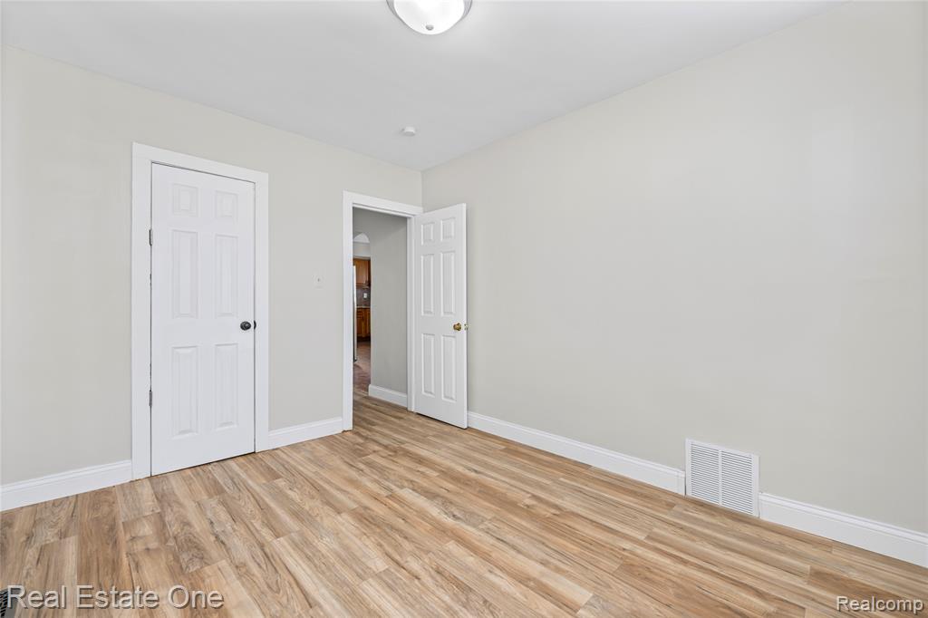 943 Premont Avenue, Waterford, MI 48328 — Photo 23