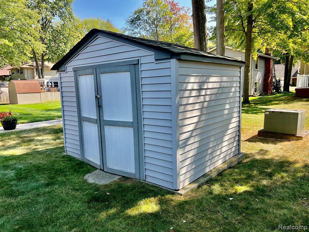 4245 SURREY Lane, Fort Gratiot, MI 48059 — Photo 31